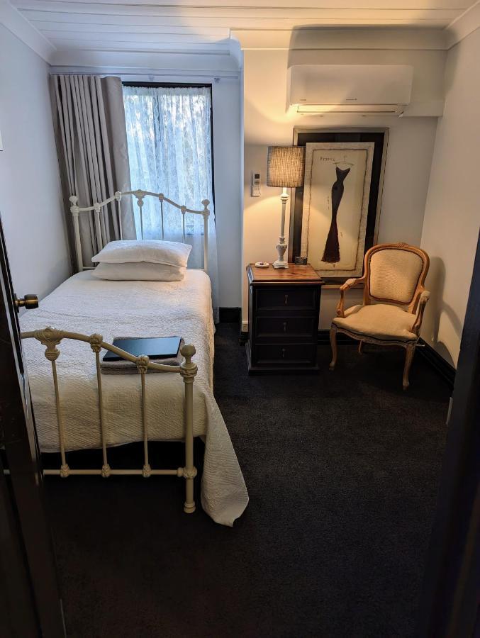 Manor Hotel *