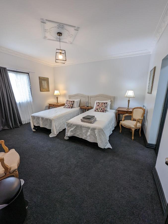Manor Hotel *